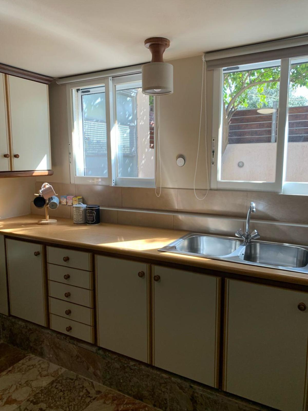 Zoes Place Apartment Артемида Екстериор снимка