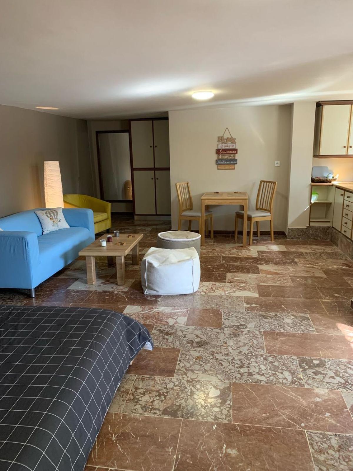 Zoes Place Apartment Артемида Екстериор снимка
