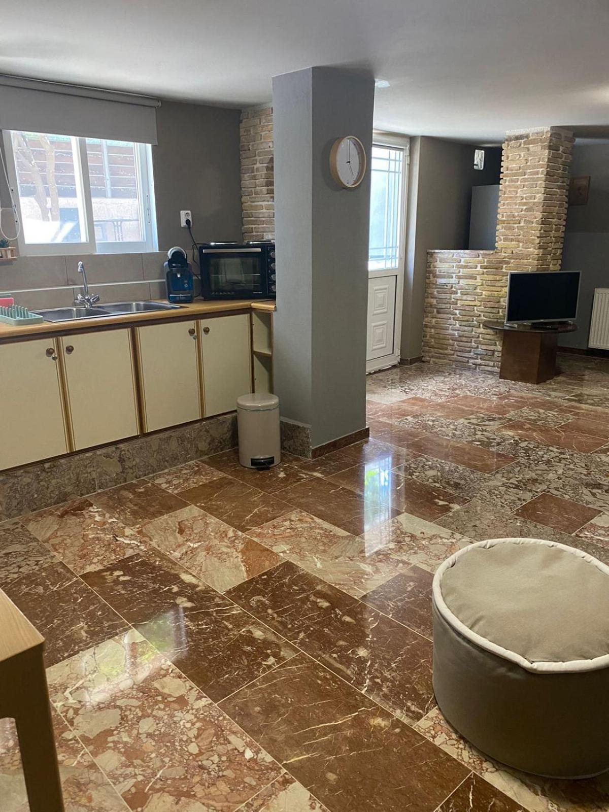 Zoes Place Apartment Артемида Екстериор снимка