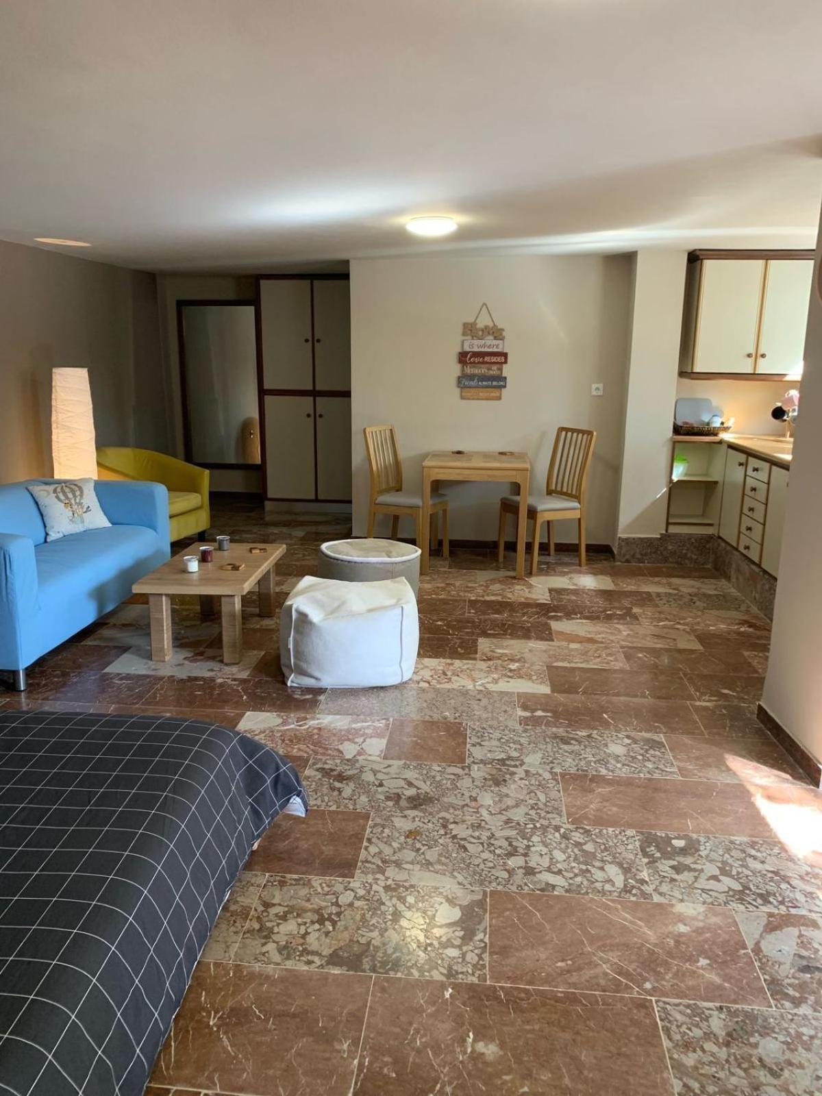 Zoes Place Apartment Артемида Екстериор снимка