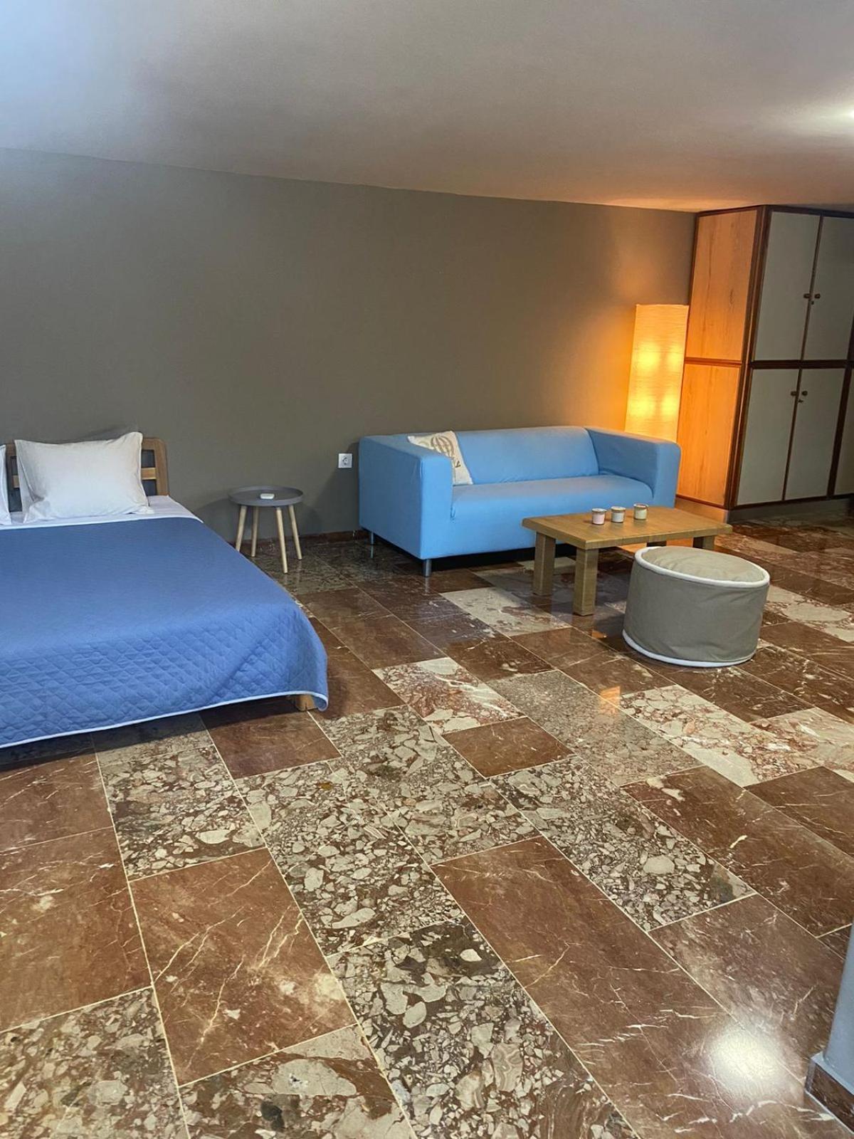 Zoes Place Apartment Артемида Екстериор снимка