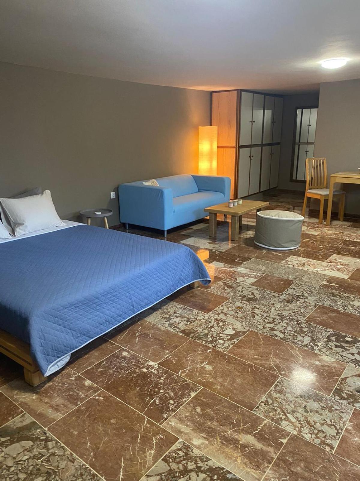 Zoes Place Apartment Артемида Екстериор снимка