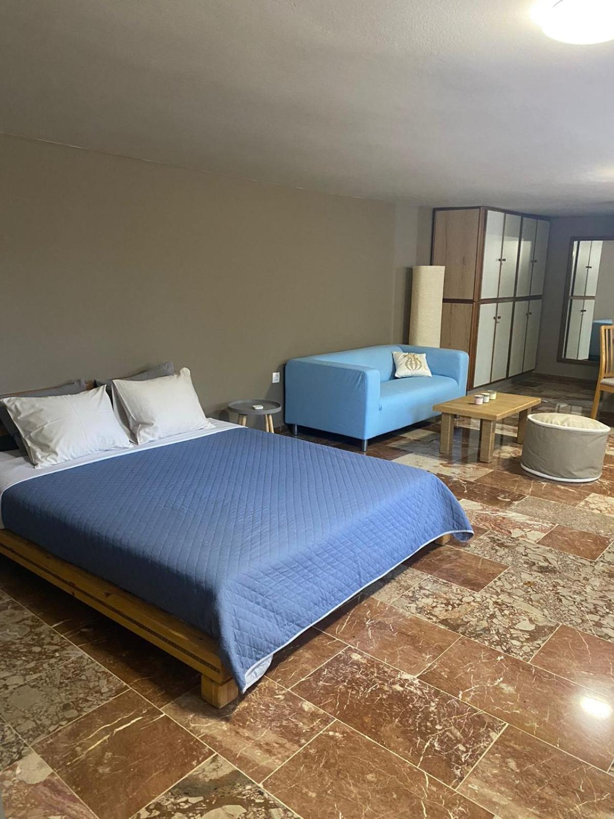 Zoes Place Apartment Артемида Екстериор снимка